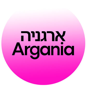 לוגו המותג ארגניה Argania: עיצוב עגול עם מעבר צבעים ורוד-פוקסיה ללבן. מייצג את קטגוריית טיפוח השיער והגוף המבוססת על שמן ארגאן טבעי באתר קוסמטיקס | Cosmetix.
