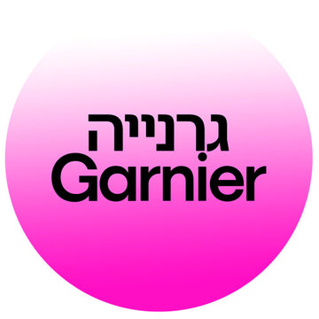לוגו המותג גרנייה Garnier: עיצוב עגול עם מעבר צבעים (גרדיאנט) מוורוד פוקסיה ללבן, הכולל את שם המותג בעברית ובאנגלית. מייצג את קולקציית טיפוח הפנים והשיער של גרנייה באתר קוסמטיקס | Cosmetix