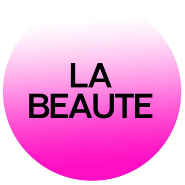 לוגו המותג לה בוטה LA BEAUTE HAIR PROFESSIONALS: עיצוב עגול עם מעבר צבעים ורוד-פוקסיה ללבן. מייצג את קולקציית מוצרי טיפוח השיער המקצועיים ללא מלחים באתר קוסמטיקס | Cosmetix עם משלוח מהיר.