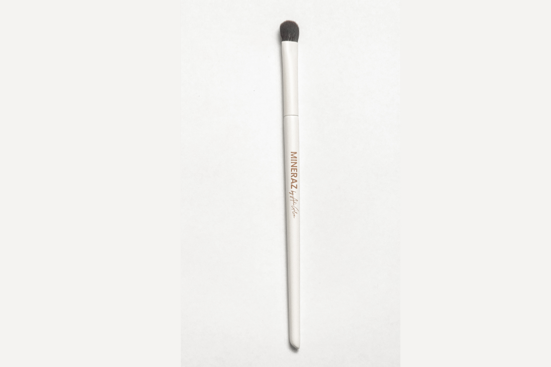 מברשת איפור מקצועית מספר 2 להנחה קלאסית של צלליות מינרליות של מינרז MINERAZ
