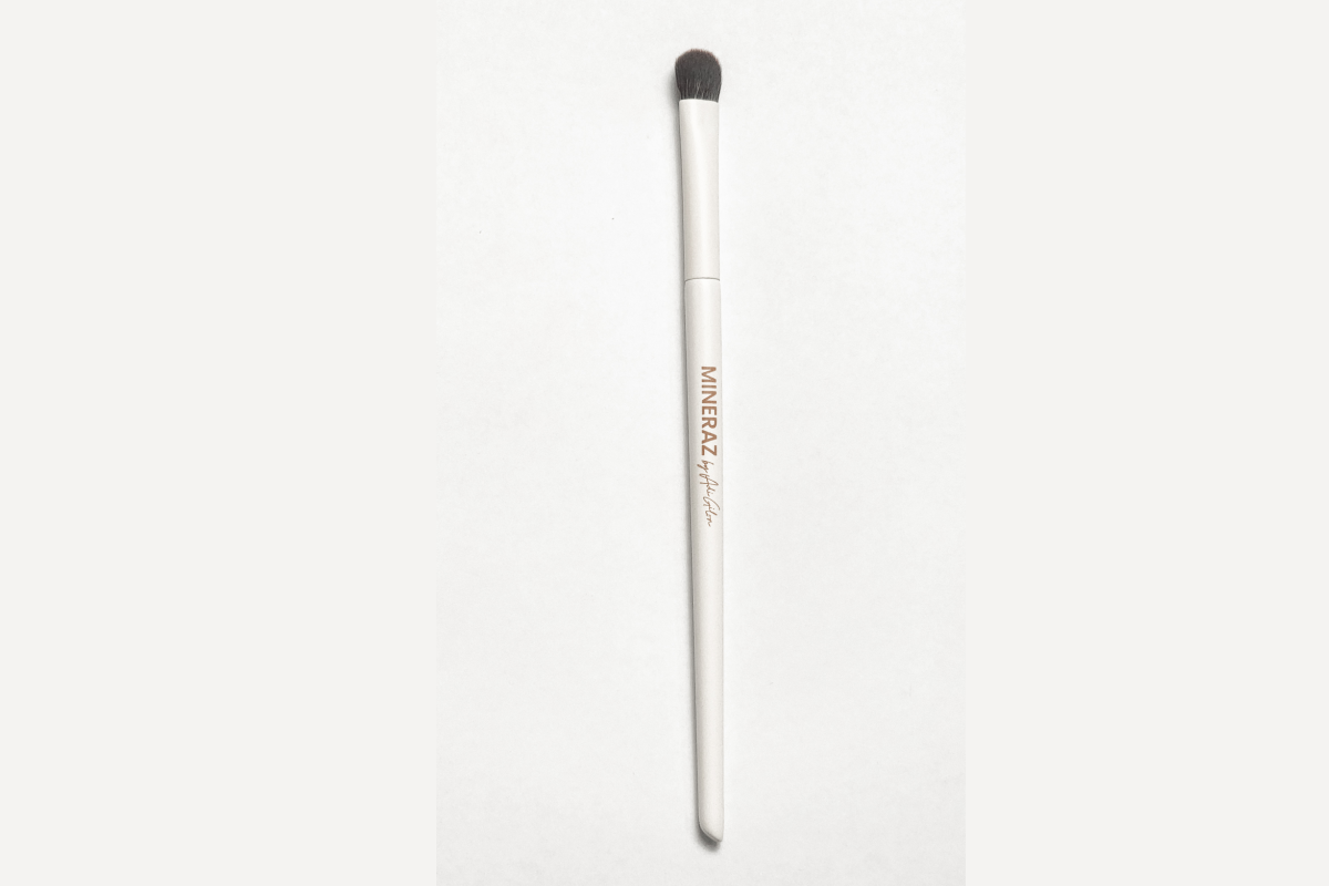 מברשת איפור מקצועית מס' 2 להנחה קלאסית של צלליות | MINERAZ