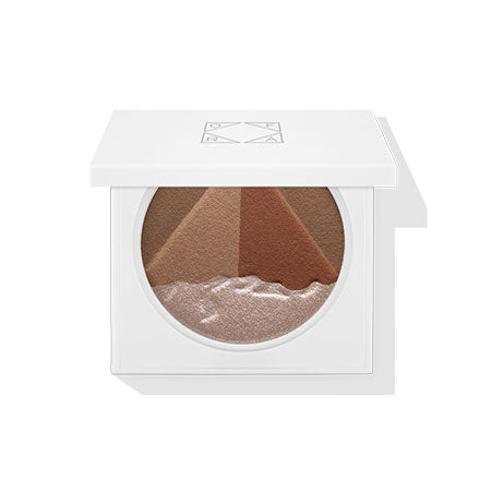 היילייטר ברונזר ושימר של עופרה בעיצוב פירמידה מצרית. רביעיית גוונים להענקת זוהר חם וחטוב לפנים.