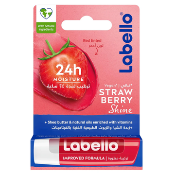 סטיק שפתון לחות לבלו תות Labello Strawberry Shine להזנת שפתיים יבשות ל-24 שעות בניחוח פירותי עסיסי וגימור צבע אדמדם מנצנץ בעיצוב ורוד תות וכחול 4.8 גרם