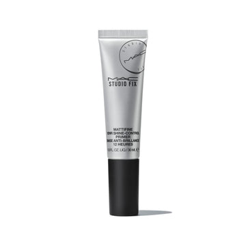 פריימר מאט M·A·C Studio Fix Mattifine לשליטה בברק השומני וטשטוש נקבוביות למשך 12 שעות