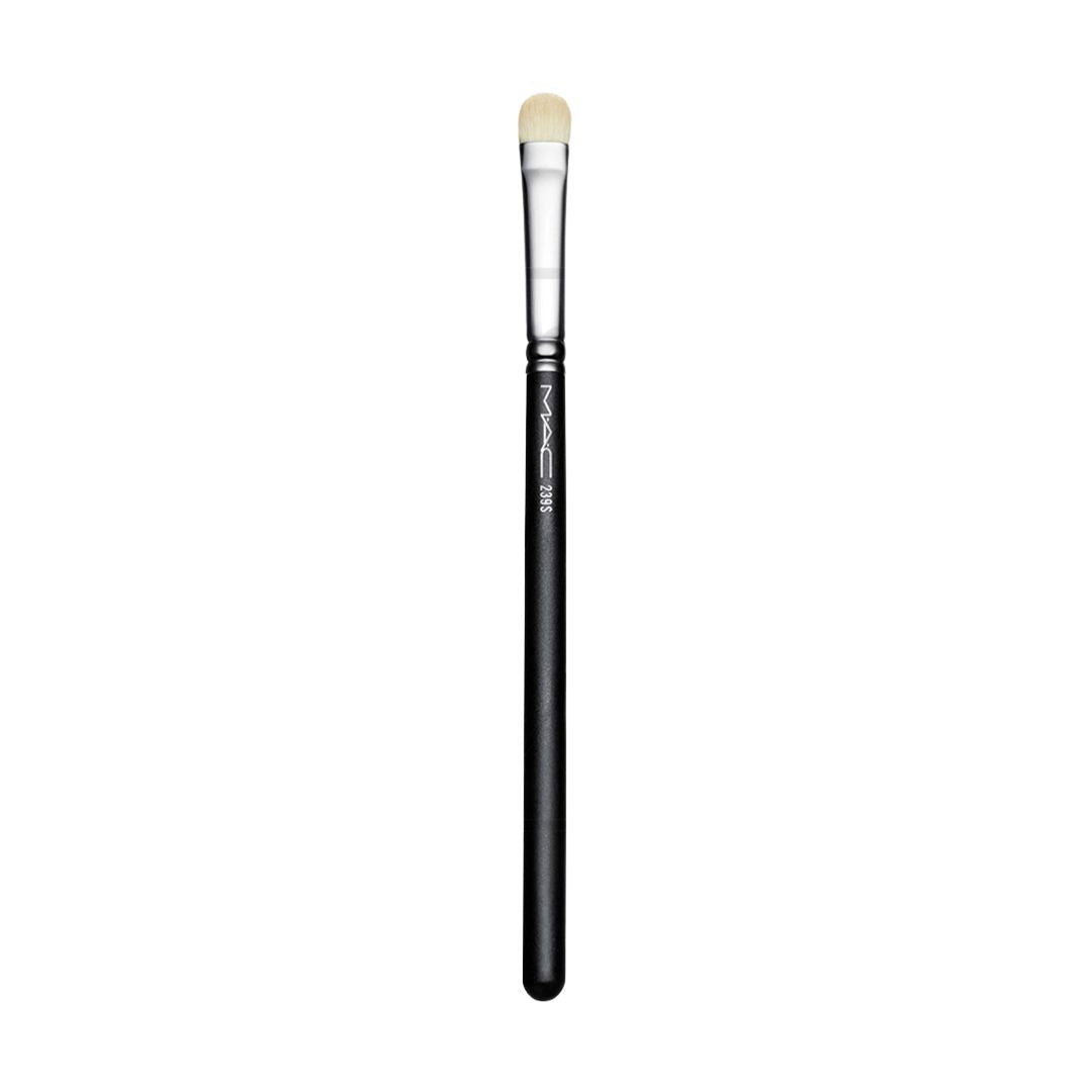 מברשת צלליות שטוחה מקצועית M·A·C 239S Eye Shader Brush עם סיבים סינתטיים רכים