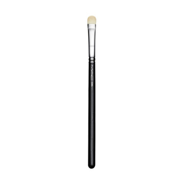 מברשת צלליות שטוחה מקצועית M·A·C 239S Eye Shader Brush עם סיבים סינתטיים רכים