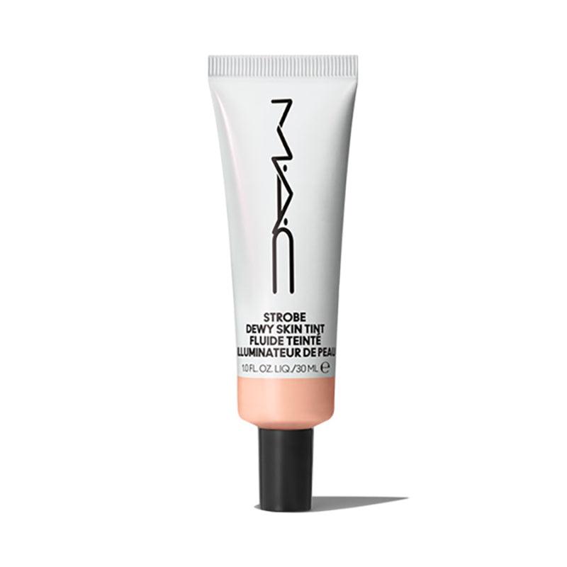 קרם לחות עם גוון M·A·C Strobe Dewy Skin Tint למראה עור אחיד, זוהר ורווי לחות בגימור טלול