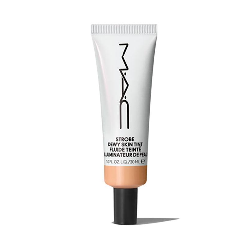 קרם לחות עם גוון M·A·C Strobe Dewy Skin Tint למראה עור אחיד, זוהר ורווי לחות בגימור טלול