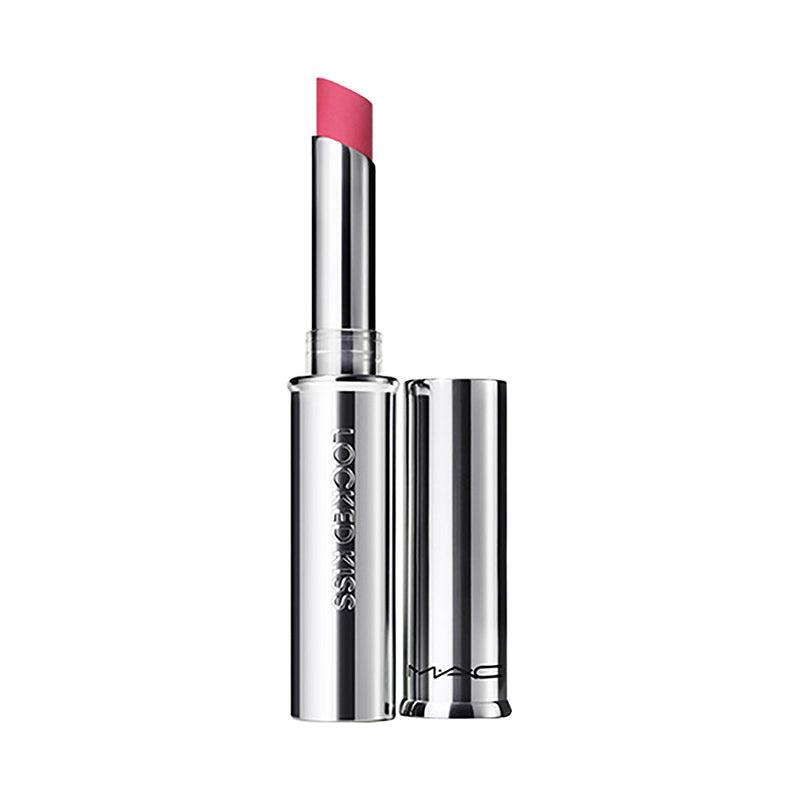 שפתון סטיק עמיד M·A·C Locked Kiss 24HR Lipstick בגימור מאט קטיפתי עמיד בנשיקות והעברה