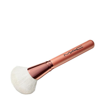 מברשת מניפה מקצועית לברונזר M·A·C 143S Bronzer Fan Brush עם סיבים סינתטיים צפופים
