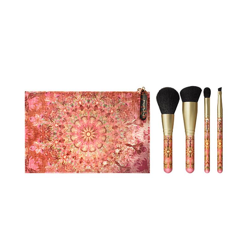 מארז מברשות איפור מקצועי M·A·C Brush With Greatness Kit עם תיק נשיאה יוקרתי