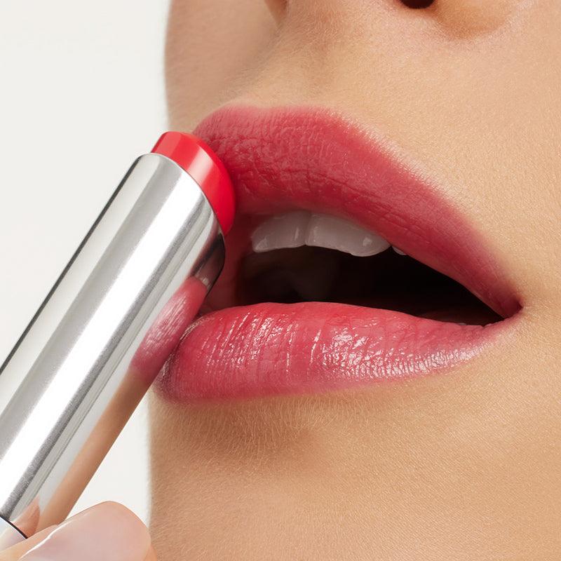 M·A·C Glow Play Lip Balm - באלם שפתיים לחותי בעל גוון וזוהר מיידי