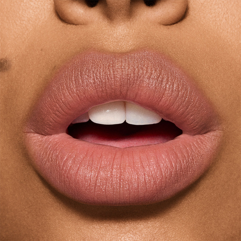 M·A·C Powder Kiss Lipstick - שפתון מאט רך במראה מטושטש ורומנטי