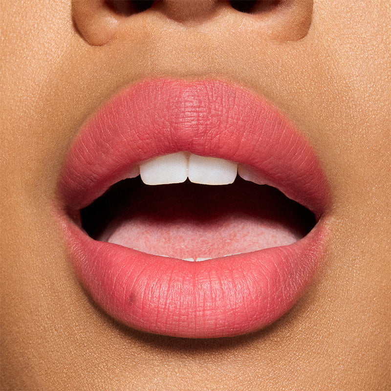 M·A·C Powder Kiss Lipstick - שפתון מאט רך במראה מטושטש ורומנטי