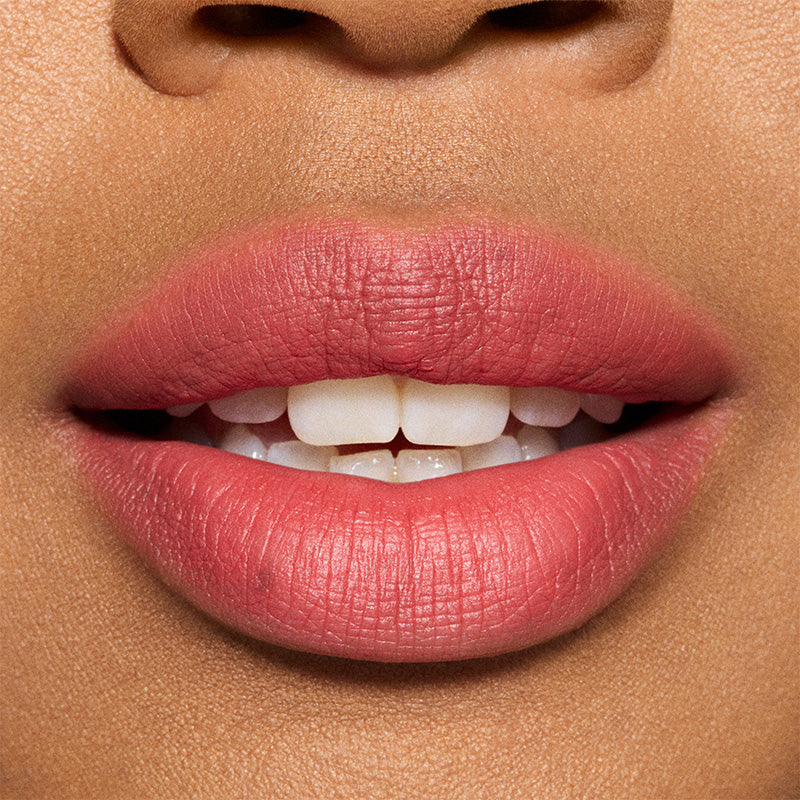 M·A·C Powder Kiss Lipstick - שפתון מאט רך במראה מטושטש ורומנטי