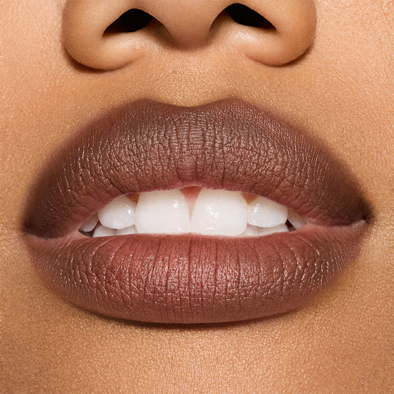 M·A·C Powder Kiss Lipstick - שפתון מאט רך במראה מטושטש ורומנטי