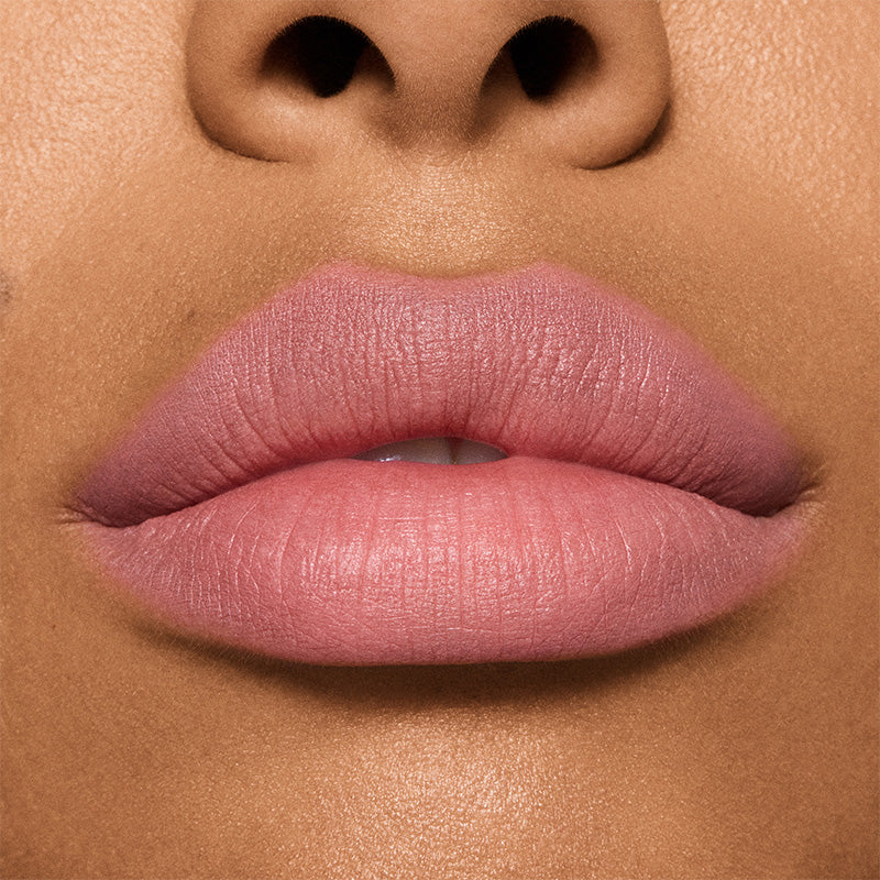 M·A·C Powder Kiss Lipstick - שפתון מאט רך במראה מטושטש ורומנטי