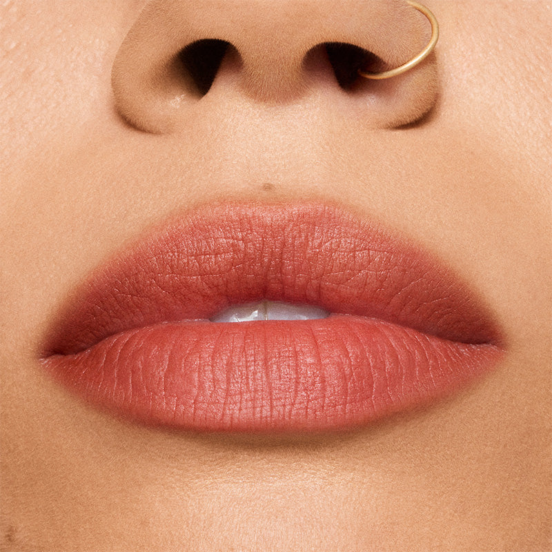 M·A·C Powder Kiss Lipstick - שפתון מאט רך במראה מטושטש ורומנטי