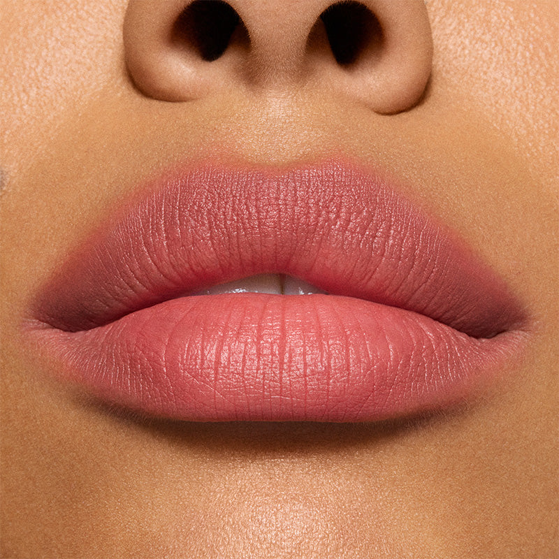 M·A·C Powder Kiss Lipstick - שפתון מאט רך במראה מטושטש ורומנטי