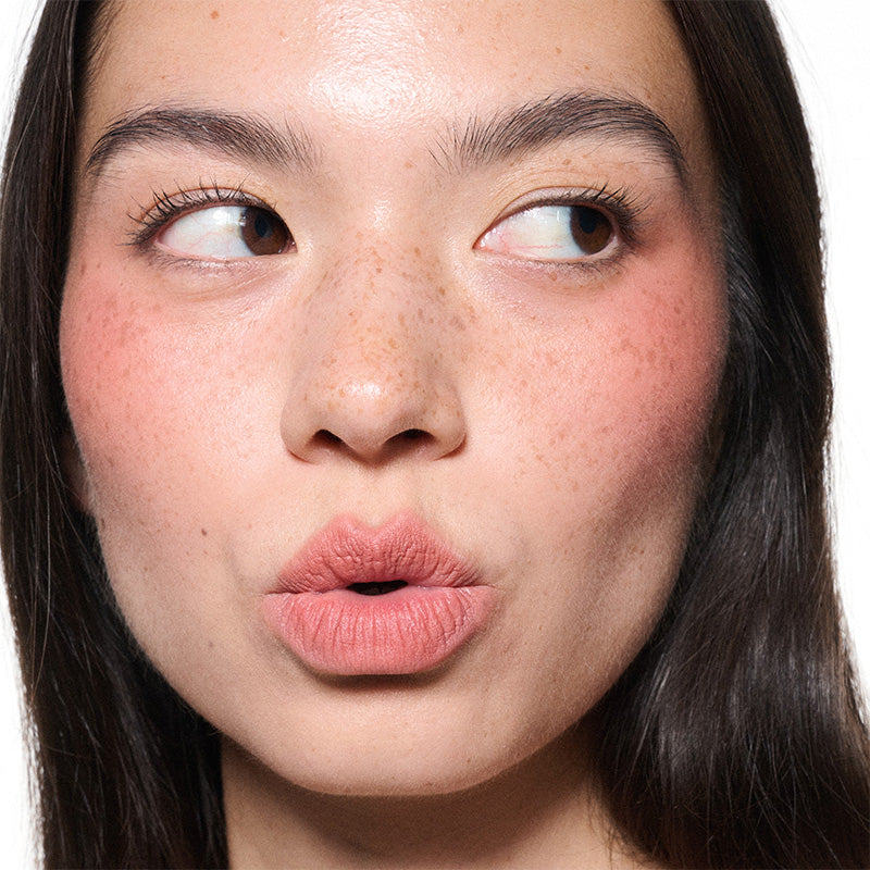 M·A·C Powder Kiss Lip + Cheek Mousse - שפתון מוס רב-תכליתי לשפתיים וללחיים