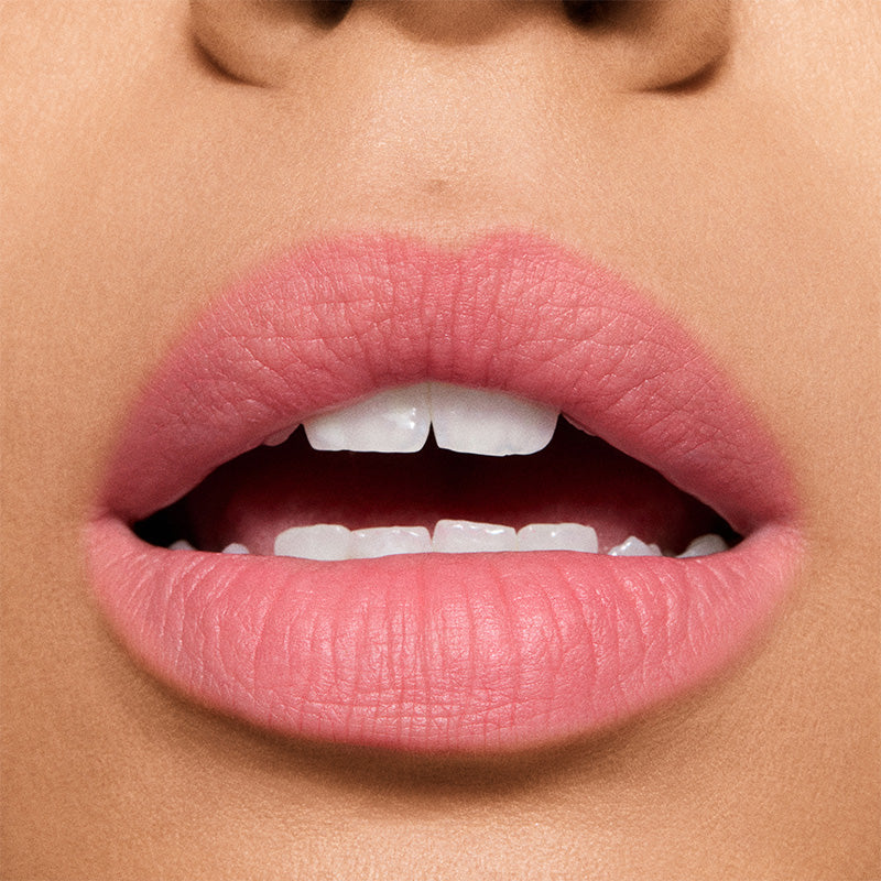M·A·C Powder Kiss Lipstick - שפתון מאט רך במראה מטושטש ורומנטי