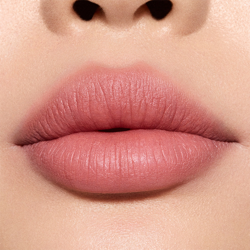 M·A·C Powder Kiss Lipstick - שפתון מאט רך במראה מטושטש ורומנטי