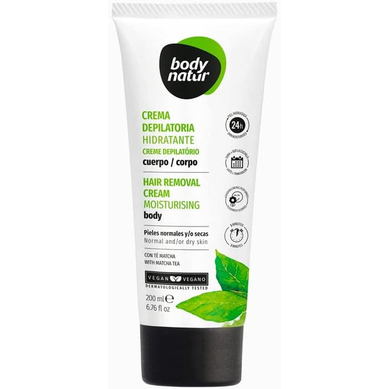 שפופרת קרם לחות להסרת שיער גוף בודי נאטור Body Natur Hidratante Corporal בנפח 200 מ"ל, מועשר בתמציות תה מאצ'ה ירוק ובעל נוסחה טבעונית מבוקרת, מעוצב בצבעי ירוק ולבן.