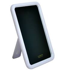 מראה מקצועית בגודל בינוני עם פלסטיק להעמדה