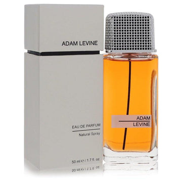 בקבוק בושם Adam Levine for Women בעיצוב נקי עם פקק בצורת מיקרופון ונוזל בגוון זהוב