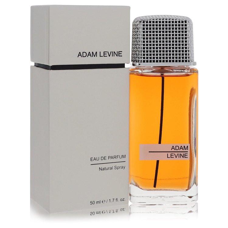 בקבוק בושם Adam Levine for Women בעיצוב נקי עם פקק בצורת מיקרופון ונוזל בגוון זהוב
