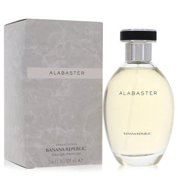 בקבוק בושם Alabaster של Banana Republic בעיצוב זכוכית מעוגלת ויוקרתית המקרין רעננות שקופה של פרח הלוטוס, ורד לבן ומושק עדין.