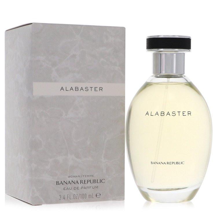 בקבוק בושם Alabaster של Banana Republic בעיצוב זכוכית מעוגלת ויוקרתית המקרין רעננות שקופה של פרח הלוטוס, ורד לבן ומושק עדין.
