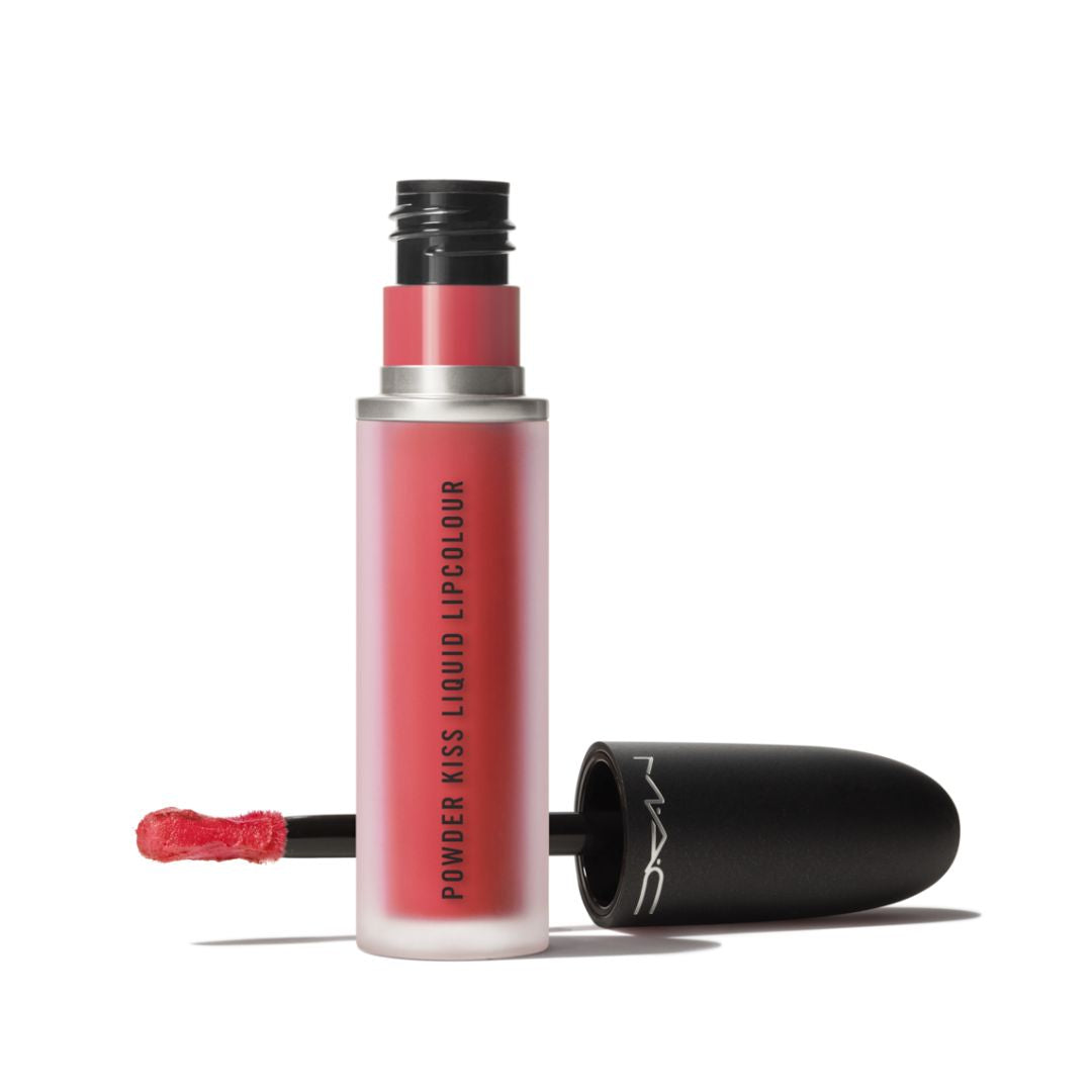 שפתון נוזלי M·A·C Powder Kiss Liquid Lipcolour בגימור מאט מטושטש ומרקם קציפתי לעמידות ונוחות