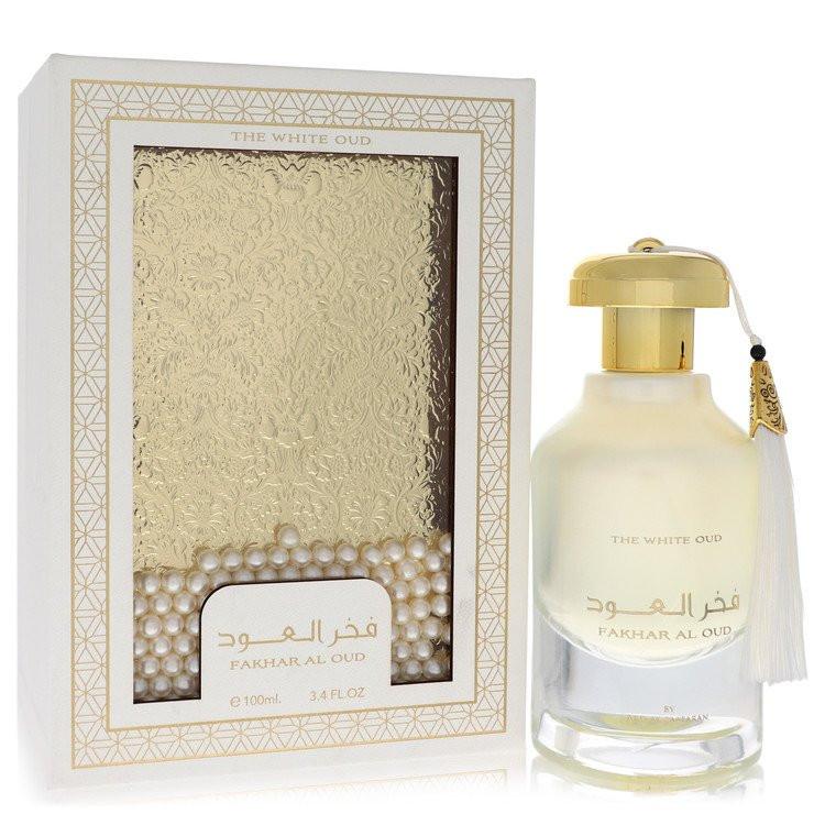 בקבוק בושם יוקרתי Ard Al Zaafaran Fakhar Al Oud (The White Oud) בעיצוב לבן-אצילי וכסוף המקרין ניקיון מלכותי, עוצמה מאופקת ותחכום אריסטוקרטי