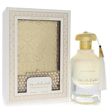בקבוק בושם יוקרתי Ard Al Zaafaran Fakhar Al Oud (The White Oud) בעיצוב לבן-אצילי וכסוף המקרין ניקיון מלכותי, עוצמה מאופקת ותחכום אריסטוקרטי