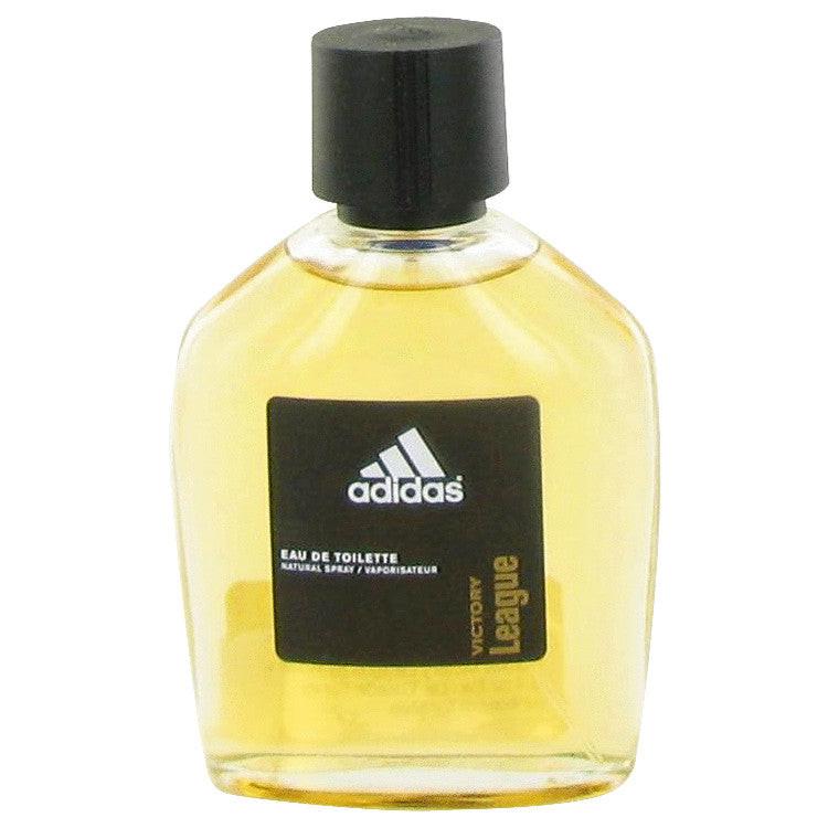 בקבוק בושם שקוף Adidas Victory League עם נוזל בגוון זהוב-ענברי ולוגו אדידס השחור