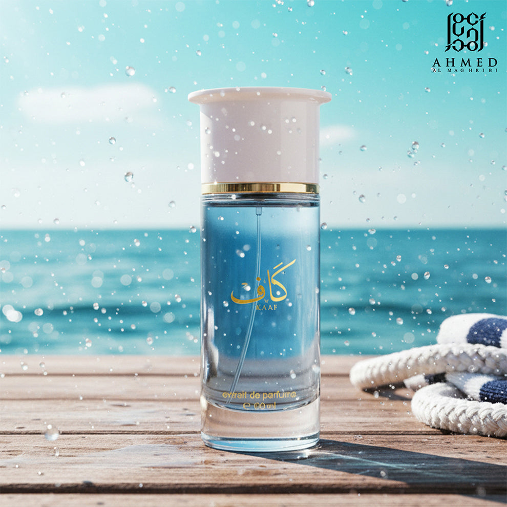 בקבוק בושם מקורי לאיש אחמד אל מגריבי כאף Ahmed Al Maghribi Kaaf Eau de Parfum בנפח 100 מ"ל, הבושם הוויראלי המעניק ניחוח ימי רענן ועמידות פנומנלית, בעיצוב פרימיום בגווני כחול עמוק, תכלת וזהב.
