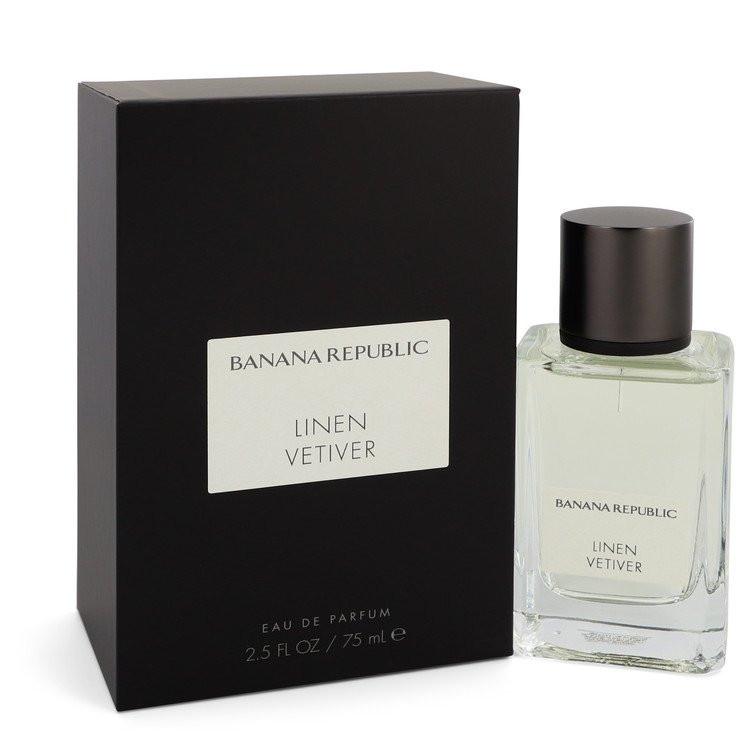 בקבוק בושם Linen Vetiver של Banana Republic מקולקציית ה-Icon, בעיצוב זכוכית שקופה ומינימליסטית המקרין רעננות של וטיבר, ברגמוט ומושק לבן נקי.