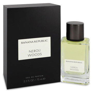 בקבוק בושם Neroli Woods של Banana Republic מקולקציית ה-Icon, בעיצוב זכוכית שקופה ומינימליסטית המקרין רעננות זוהרת של נרולי, פריחת התפוז ואלגום חם.