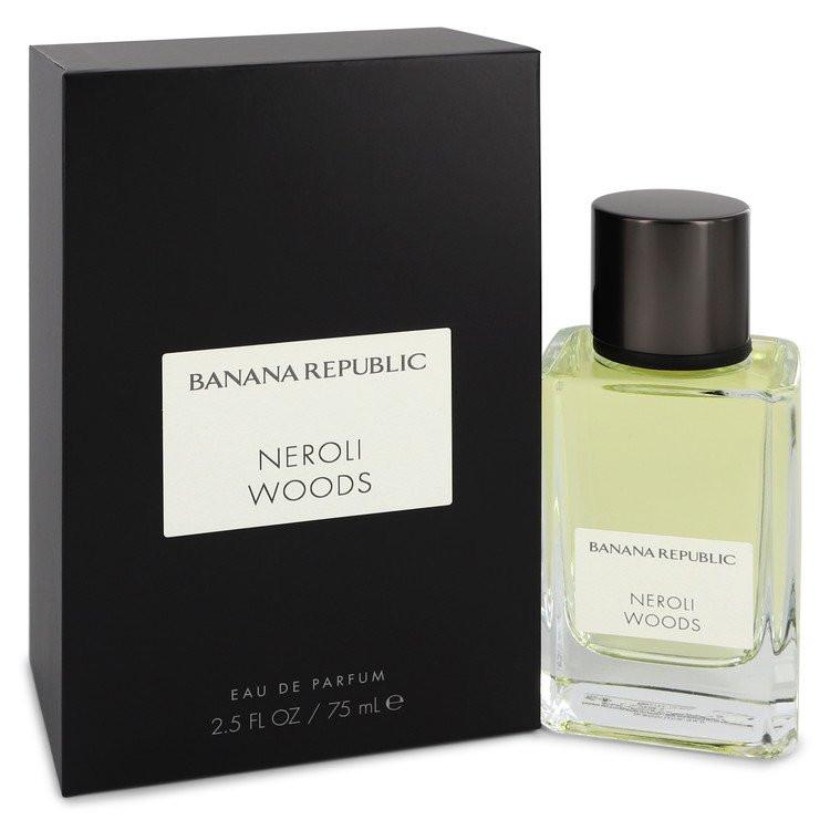 בקבוק בושם Neroli Woods של Banana Republic מקולקציית ה-Icon, בעיצוב זכוכית שקופה ומינימליסטית המקרין רעננות זוהרת של נרולי, פריחת התפוז ואלגום חם.