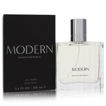 בקבוק בושם Modern for Men של Banana Republic בעיצוב זכוכית שקופה ומינימליסטית עם פקק מתכתי כהה, המקרין גבריות מודרנית של ערער, אשכולית ועץ קשמיר.