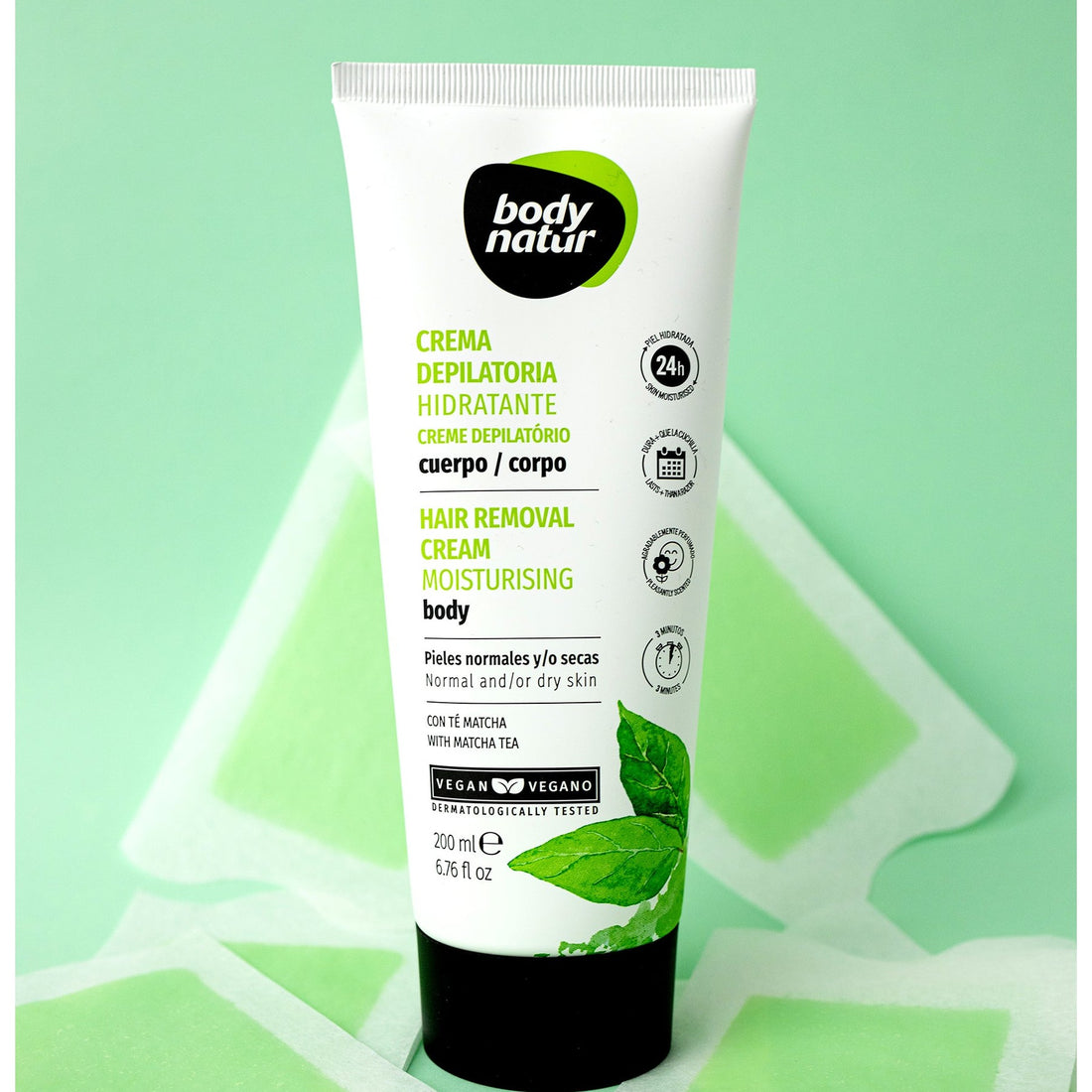 שפופרת קרם לחות להסרת שיער גוף בודי נאטור Body Natur Hidratante Corporal בנפח 200 מ"ל, מועשר בתמציות תה מאצ'ה ירוק ובעל נוסחה טבעונית מבוקרת, מעוצב בצבעי ירוק ולבן.