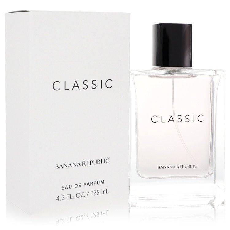 בקבוק בושם Classic של Banana Republic בעיצוב זכוכית שקופה ומינימליסטית עם נוזל שקוף וצלול, המקרין רעננות של אשכולית, ברגמוט ומושק לבן נקי.