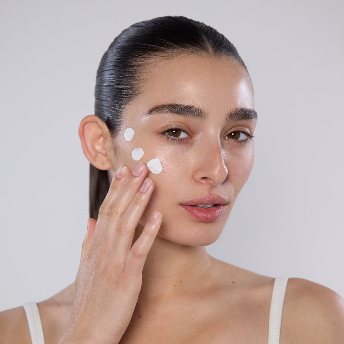 CC Cream SPF 50 של עדה לזורגן למראה עור אחיד, כיסוי טבעי והגנה גבוהה מהשמש במוצר אחד