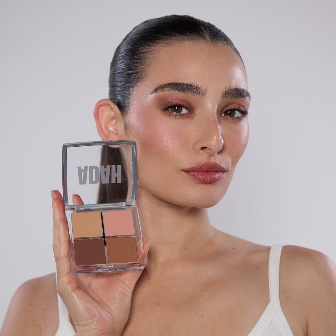 פלטת צלליות Flawless Palette של עדה לזורגן הכוללת ארבעה גוונים מחמיאים: Blush, Nude, Bronze ו-Taupe