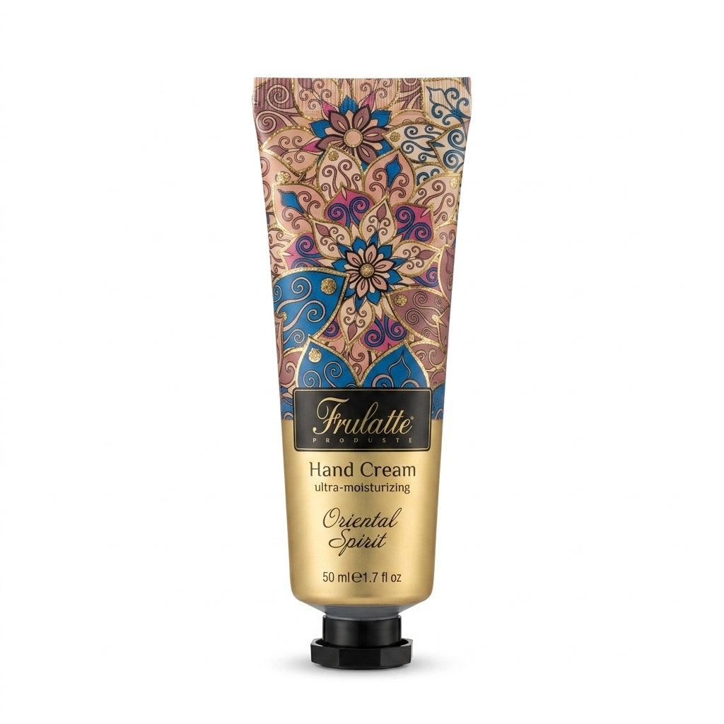שפופרת קרם ידיים אוריאנטל ספיריט פרולטה Frulatte Oriental Spirit Intensive Hand Cream בנפח 50 מ"ל, המעניק לחות אינטנסיבית ומגע משי עם שמן אבוקדו וקמומיל, בעיצוב בגווני בורדו, חום וזהב.