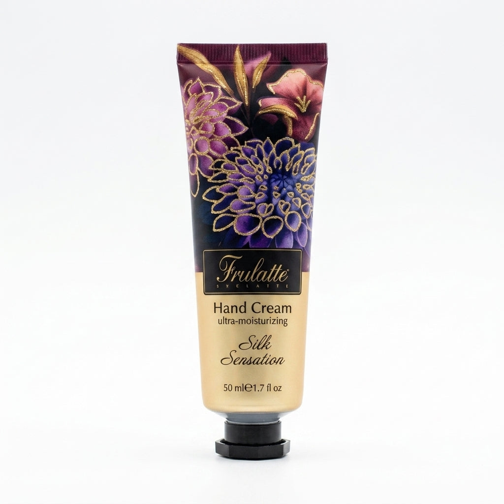 שפופרת קרם ידיים סילק סנסיישן פרולטה Frulatte Silk Sensation Intensive Hand Cream בנפח 50 מ"ל, המעניק לחות אינטנסיבית ומגע משי עם שמן אבוקדו וקמומיל, בעיצוב בגווני סגול משי וירוק בוטני.