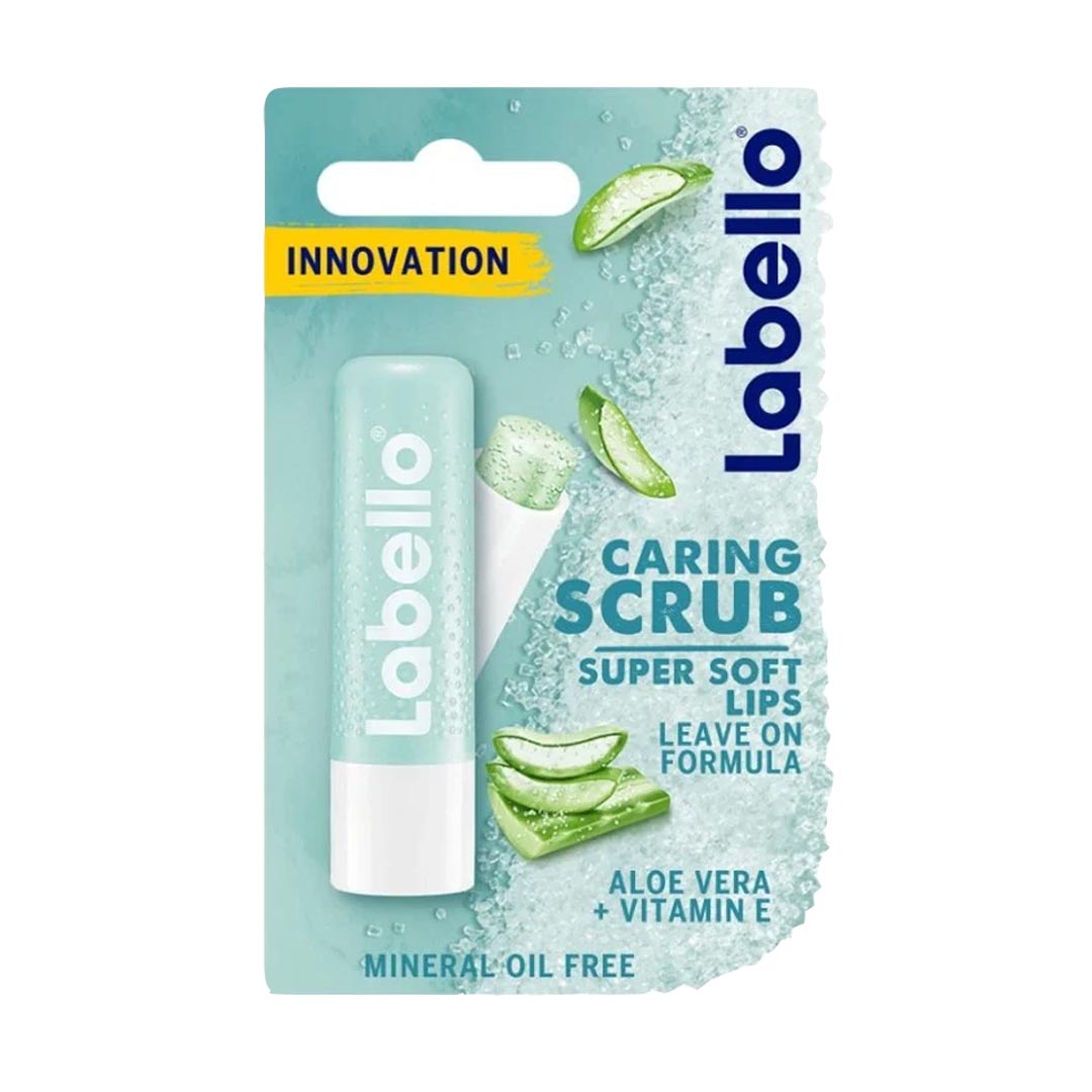 שפתון פילינג ולחות לבלו אלוורה Labello Caring Scrub Aloe Vera במשקל 4.8 גרם, המציג חלקיקי קילוף ממקור טבעי הנמסים על השפתיים להחלקה והזנה דרמטולוגית מתקדמת.