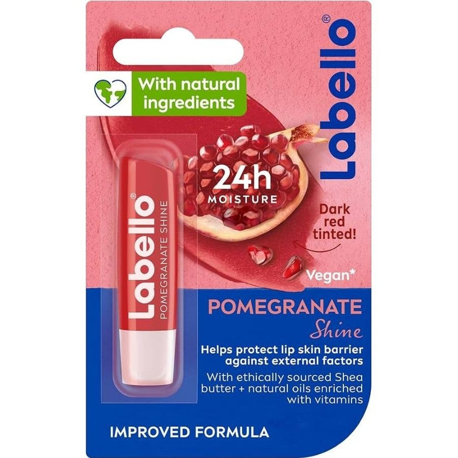 שפתון לחות והזנה לבלו רימון Labello Lip Balm Pomegranate Shine במשקל 4.8 גרם, המעניק לשפתיים גוון אדום עמוק אלגנטי, ברק מתוחכם ולחות עוצמתית למשך 24 שעות.