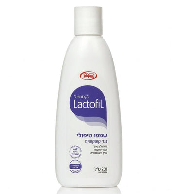 בקבוק לקטופיל שמפו טיפולי נגד קשקשים Lactofil Anti-Dandruff Therapeutic Shampoo בנפח 250 מ"ל, המיועד לטיפול בשיער ובקרקפת עדין, יבש ומגורה, מכיל רכיבי חלב פעילים ללא פרבנים, מעוצב בצבעי כחול כהה ואדום קליניים.